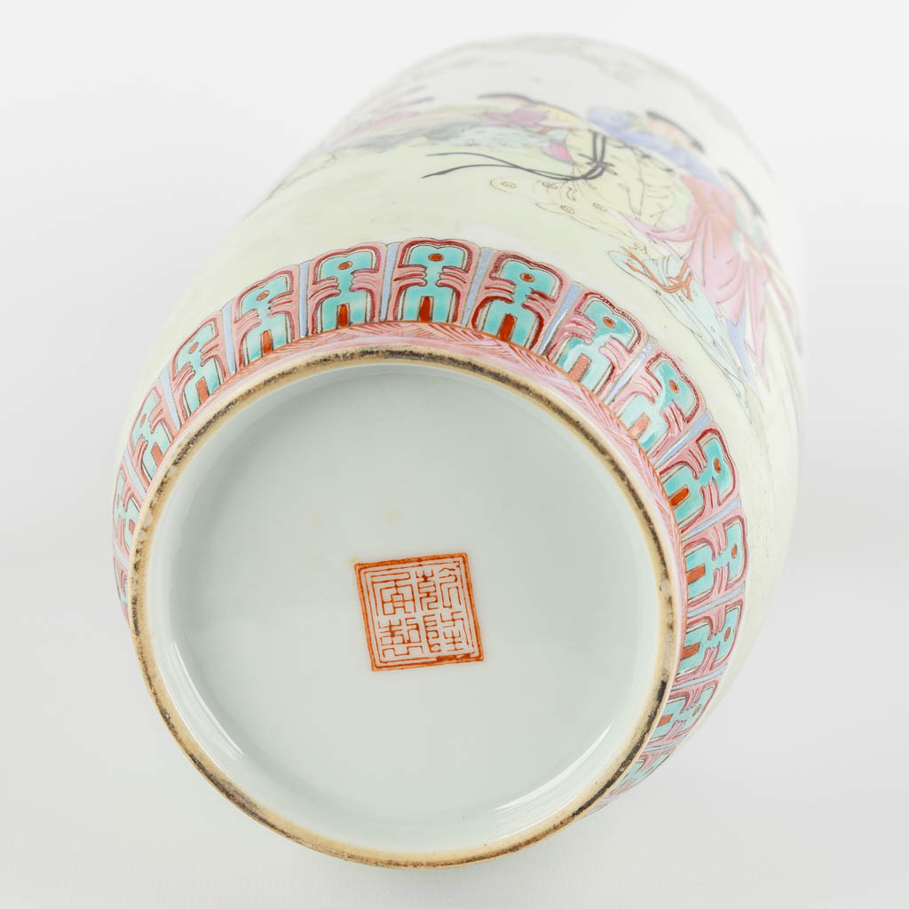 A Chinese vase with fine decor of ladies, 20th C. (H:35 x D:14 cm) - Image 8 of 11