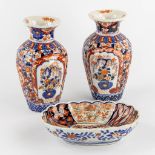 A pair of vases and a bowl, Japanese Imari porcelain. (H:25 x D:14 cm)