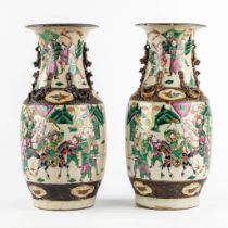 A pair of Chinese Nanking vases, decorated with battle scènes. (H:44 x D:20 cm)