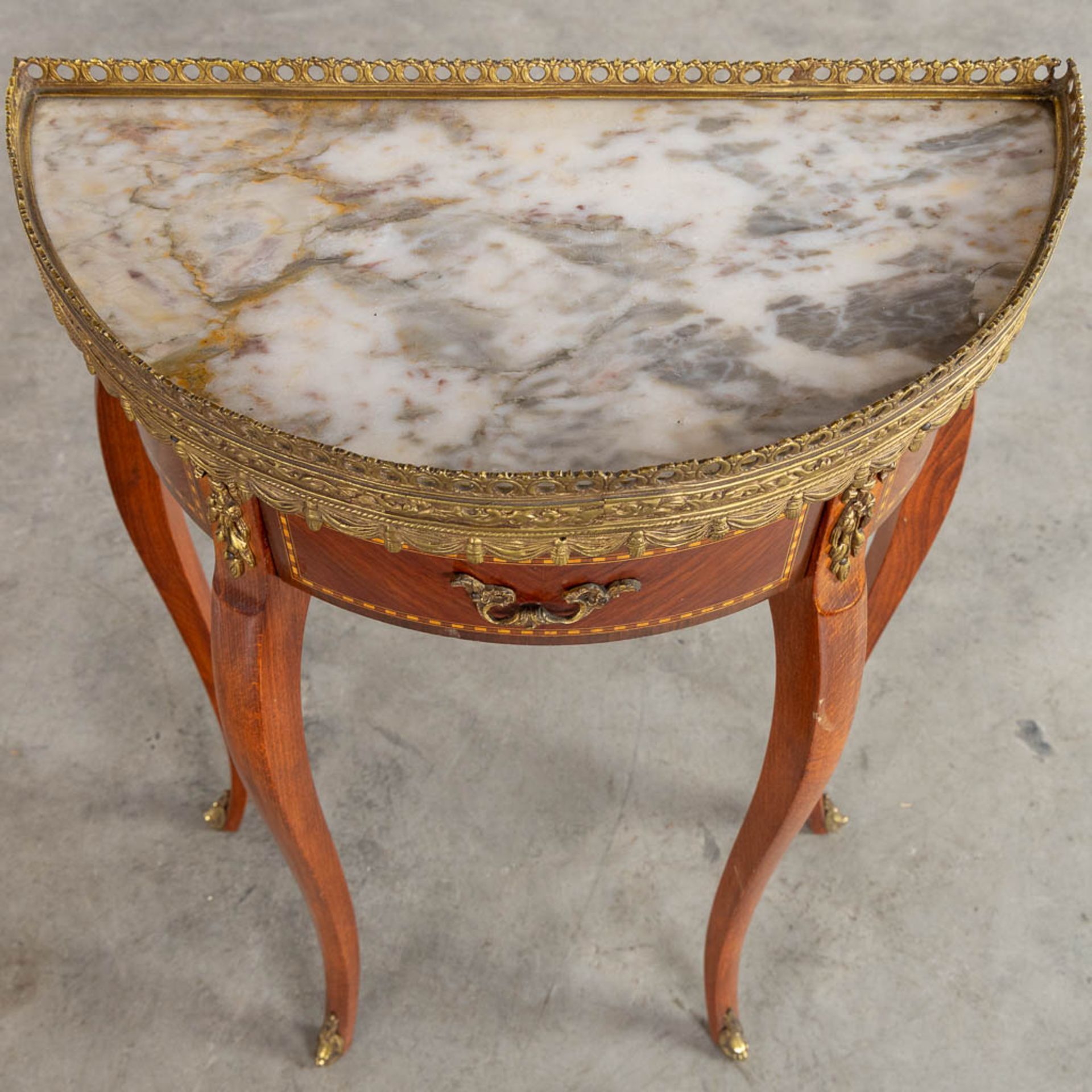 A corner cabinet and console table, marquetry mounted with bronze. 20th C. (L:34 x W:54 x H:150 cm) - Bild 7 aus 10