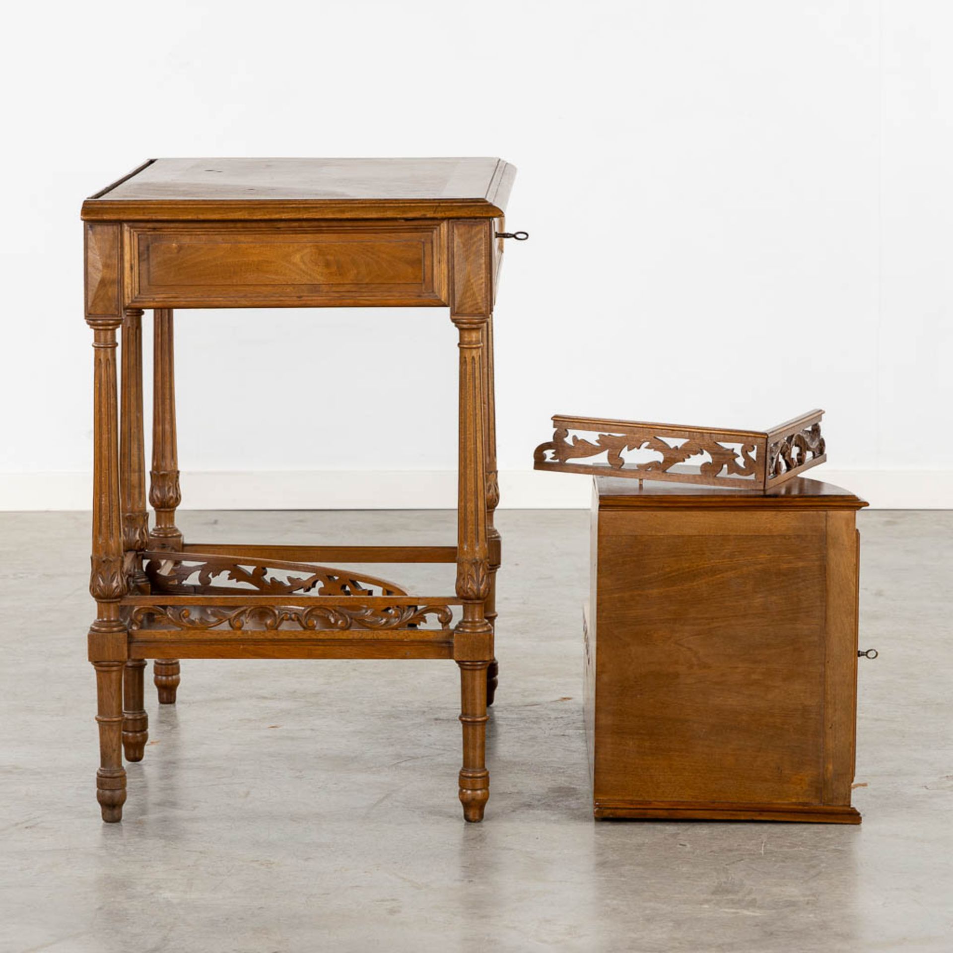 An elegant ladies' desk, walnut with marquetry inlay. 19th C. (L:50 x W:88 x H:120 cm) - Image 8 of 12