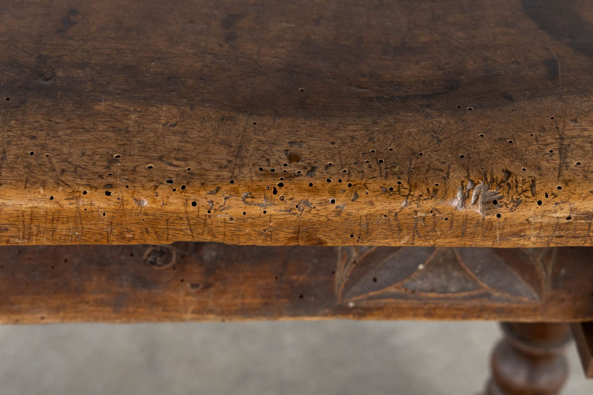 An antique side table, sculptured wood. (L:46 x W:97 x H:76 cm) - Bild 9 aus 14