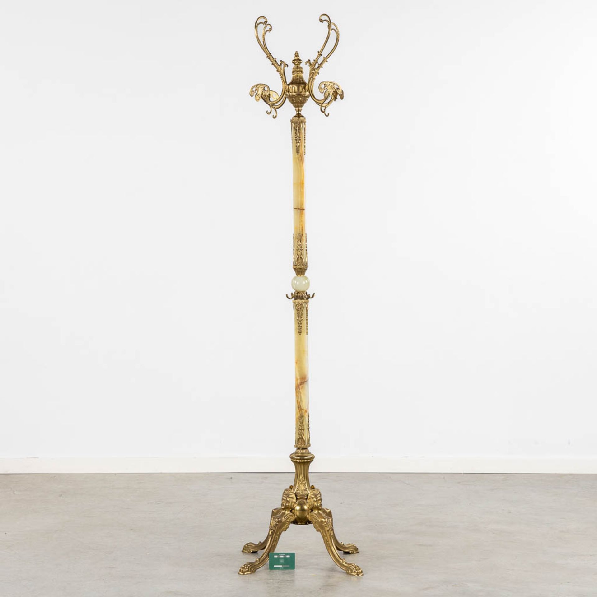 A coathanger, onyx and brass. Circa 1950. (L:40 x W:40 x H:180 cm) - Image 2 of 10