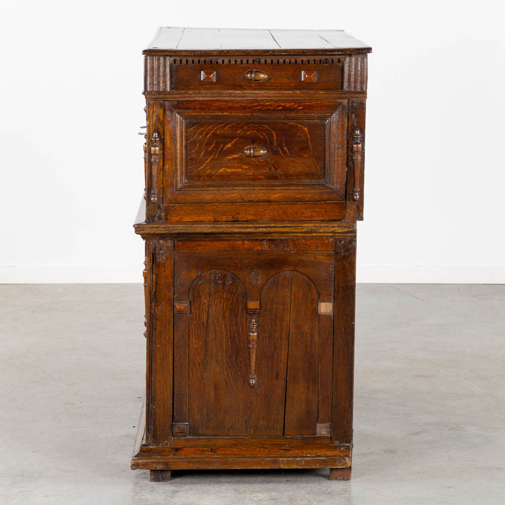 An antique commode, doors and drawers. Sculptured oak, 18th C. (L:55 x W:108 x H:109 cm) - Bild 6 aus 14