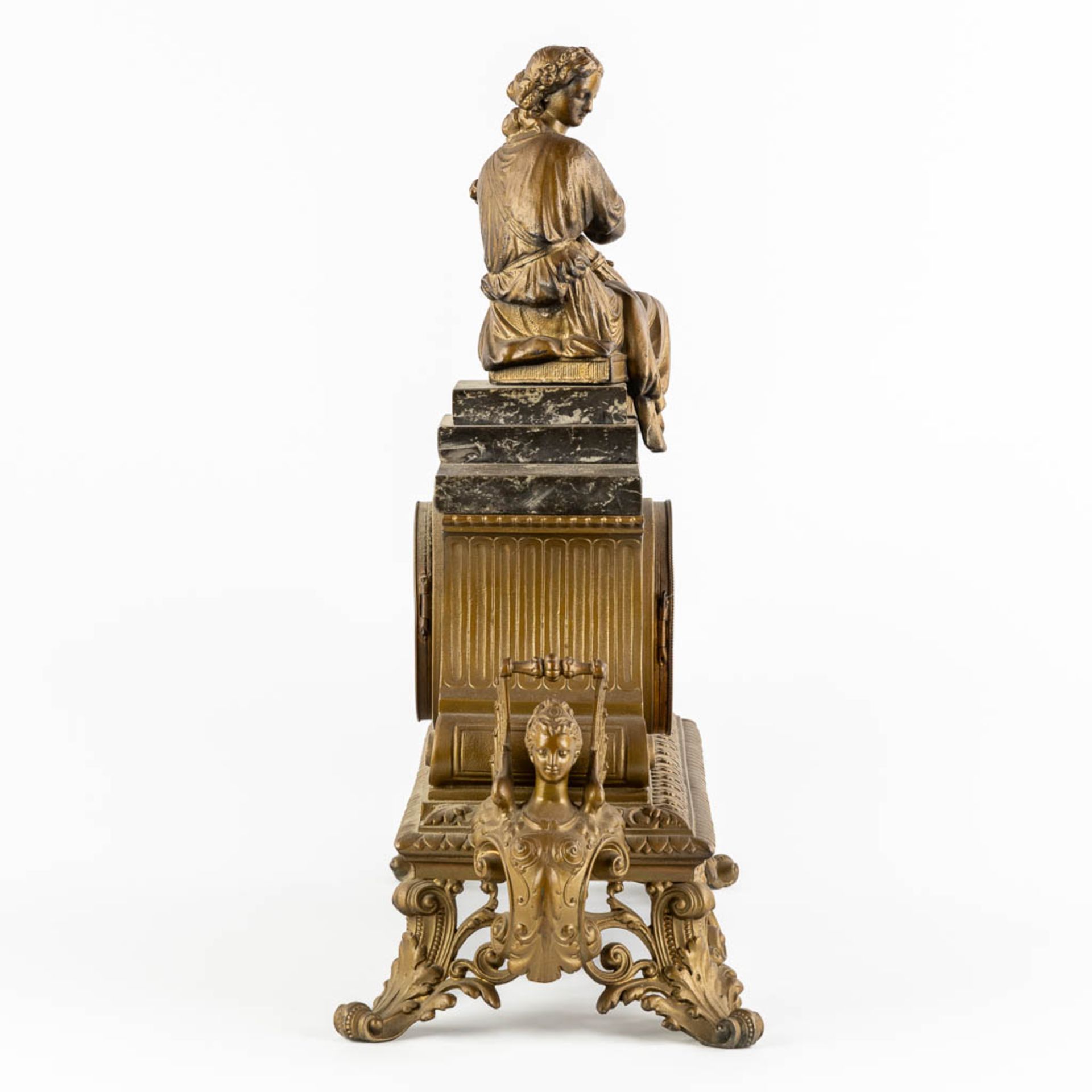 J. Dusart Bruxelles, A mantle clock. Gilt spelter and marble. Circa 1900. (L:20 x W:47 x H:46 cm) - Bild 4 aus 10
