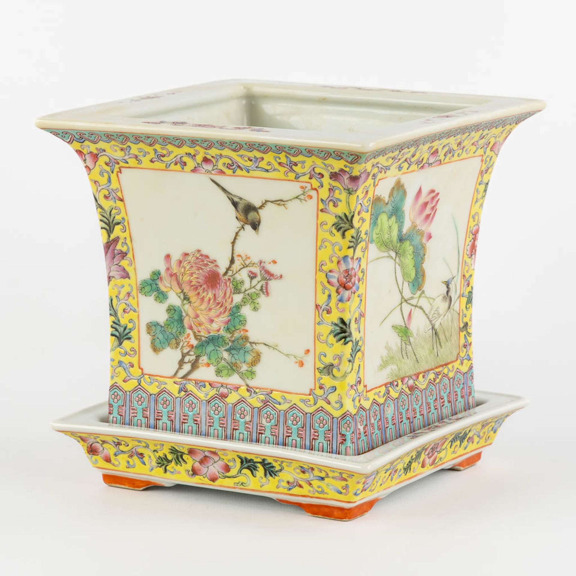 A Chinese Cache Pot, Famille Rose decorated with fauna and flora. (L:18 x W:18 x H:17,5 cm)