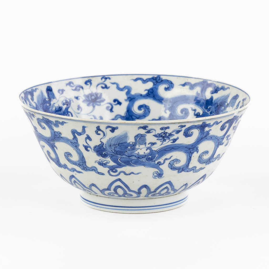 A Chinese bowl with dragon decor, Blue-White decor, Kangxi period. (H:9,5 x D:21 cm) - Image 4 of 10