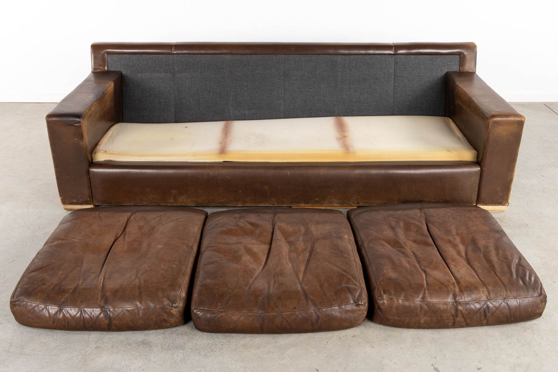A vintage, three-person leather sofa. Circa 1970. (L:90 x W:225 x H:78 cm) - Bild 5 aus 12