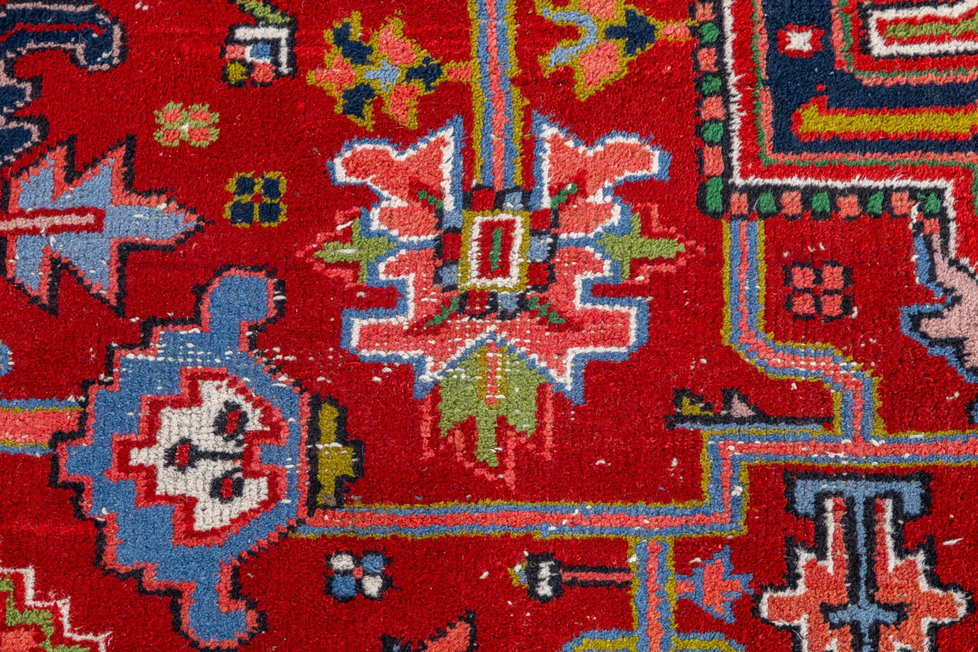 An Oriental hand-made carpet, Heriz. (L:350 x W:252 cm) - Bild 9 aus 11