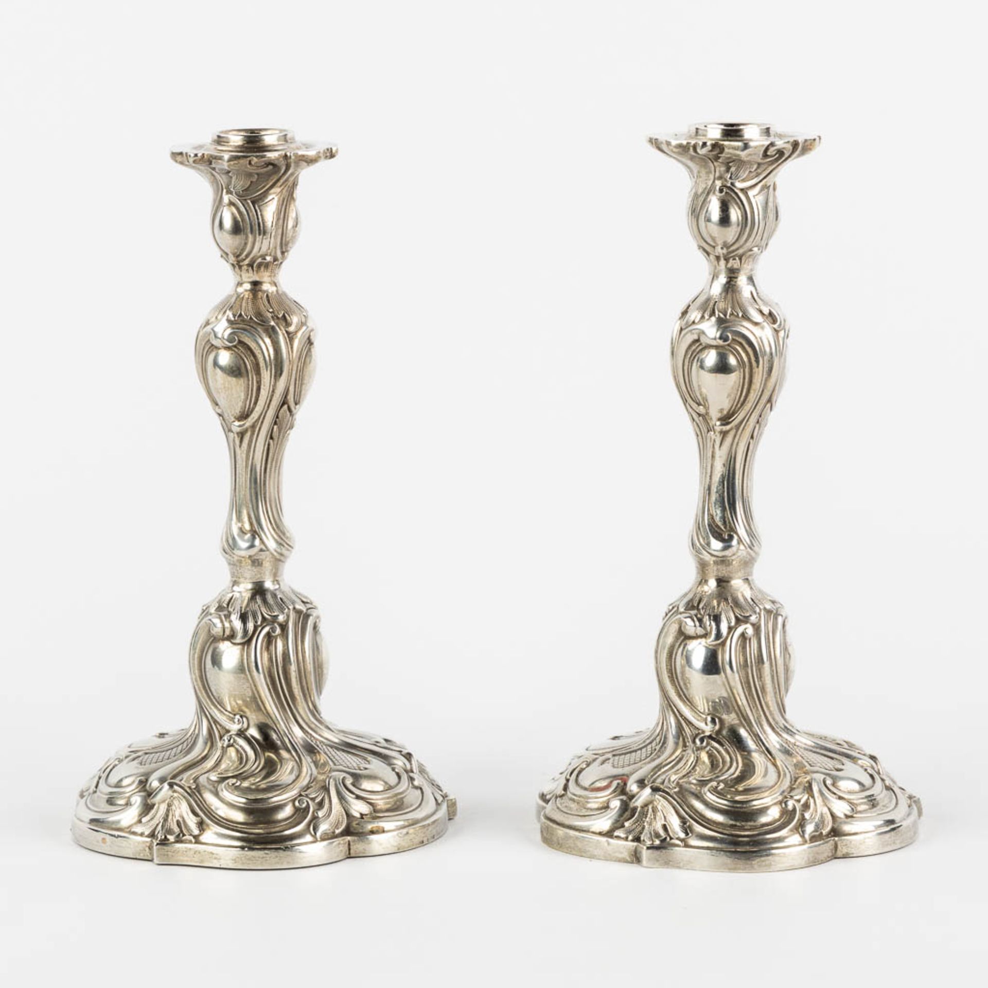 Th. Strube & Sohn, a pair of candlesticks, silver in Louis XV style. Germany. 800/1000. (H:22 x D:12 - Bild 4 aus 12