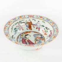 A large Chinese Famille Rose bowl, 'The Harvest'. 19th C. (H:11,5 x D:38 cm)