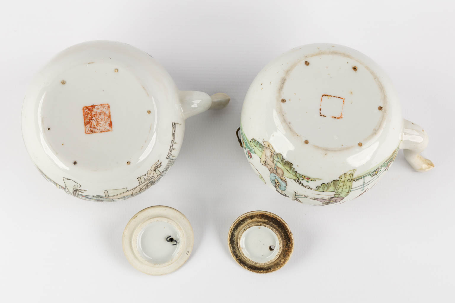 Two Chinese teapots, decorated with figurines. (L:13 x W:17,5 x H:10 cm) - Image 13 of 14