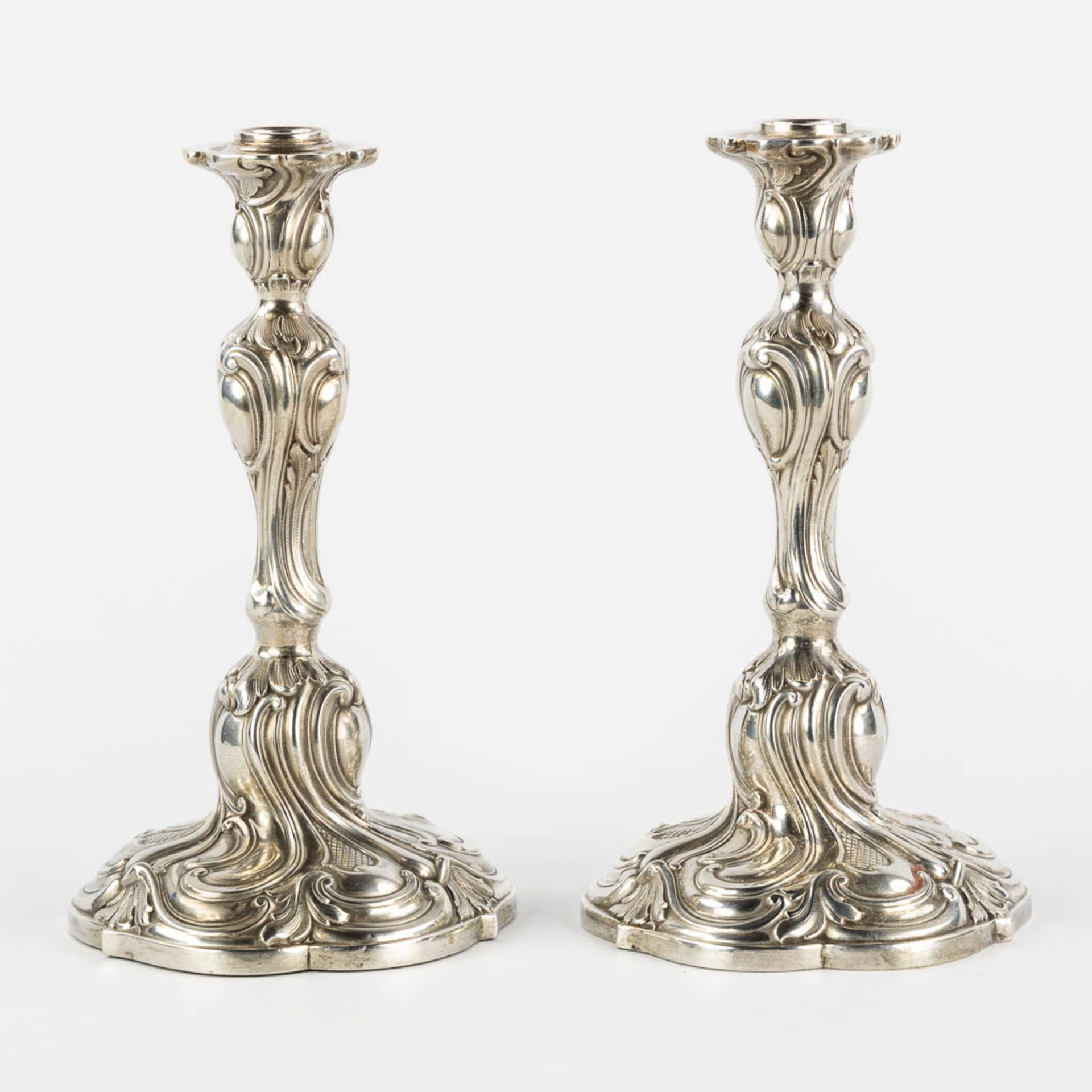 Th. Strube & Sohn, a pair of candlesticks, silver in Louis XV style. Germany. 800/1000. (H:22 x D:12 - Bild 5 aus 12