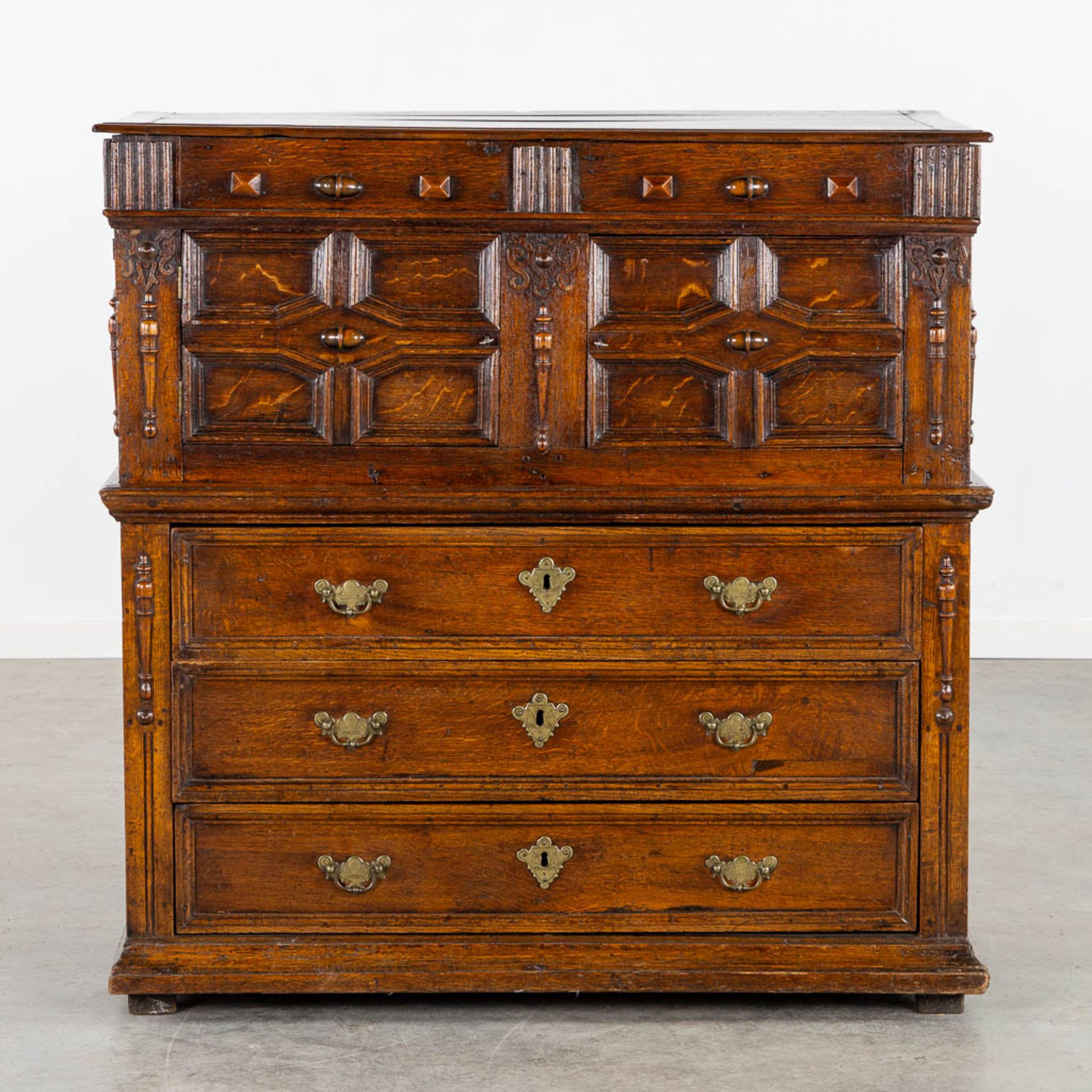 An antique commode, doors and drawers. Sculptured oak, 18th C. (L:55 x W:108 x H:109 cm) - Bild 5 aus 14