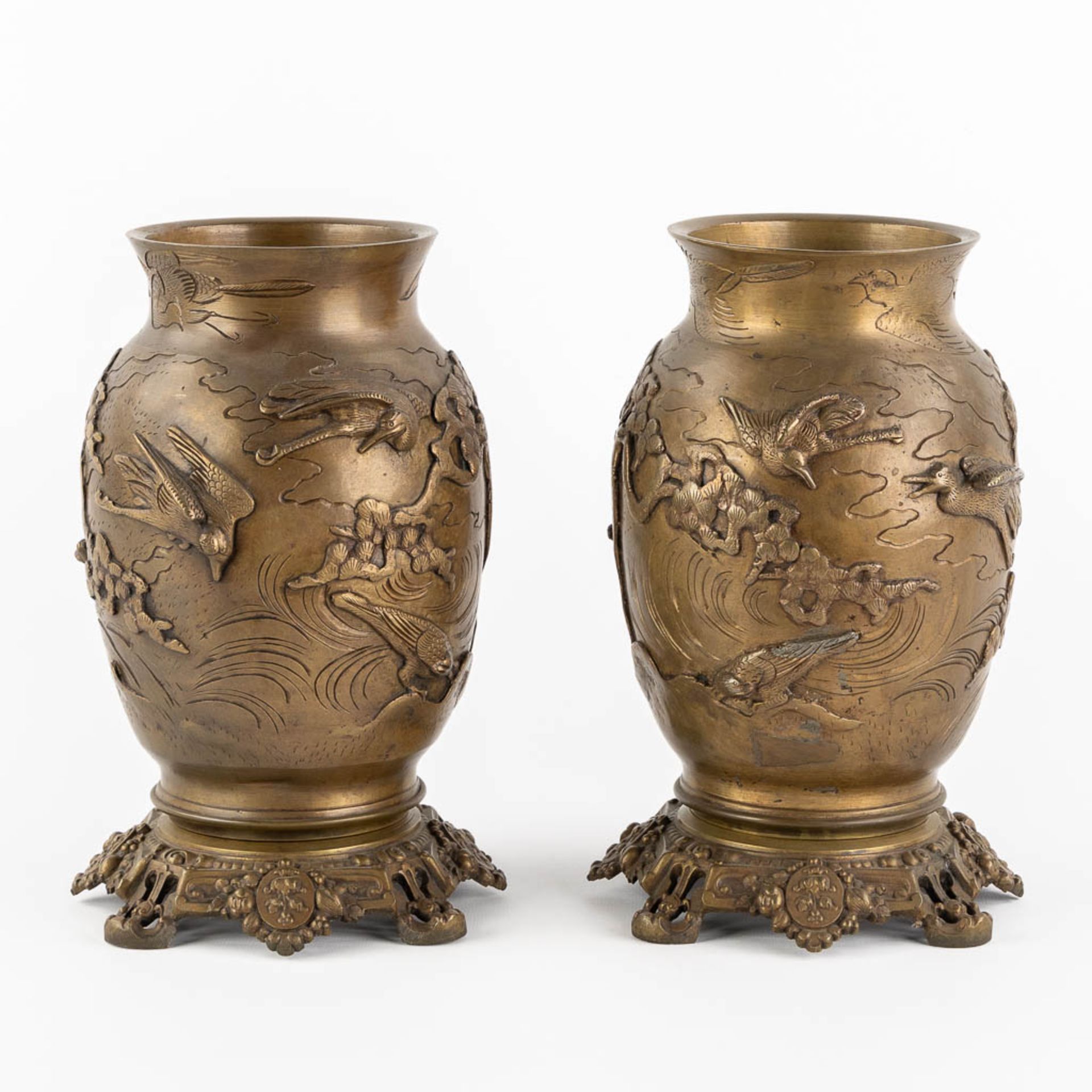 A pair of Oriental vases, depicting flying birds and trees. Patinated bronze. (H:27 x D:16 cm) - Bild 4 aus 16