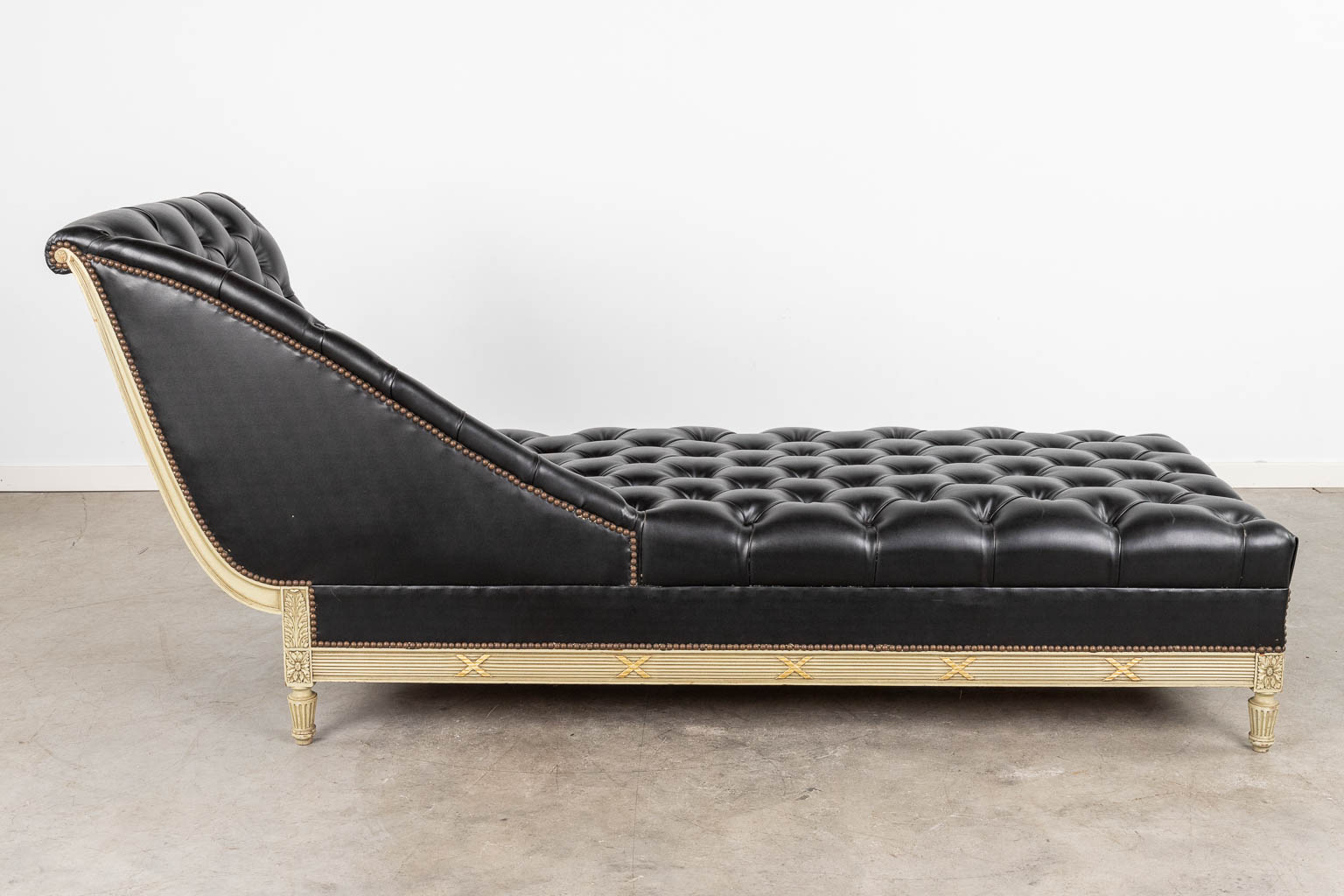 A white-patinated 'Chaise Longue', wood and leather in Louis XVI style. (L:76 x W:200 x H:87 cm) - Image 5 of 12