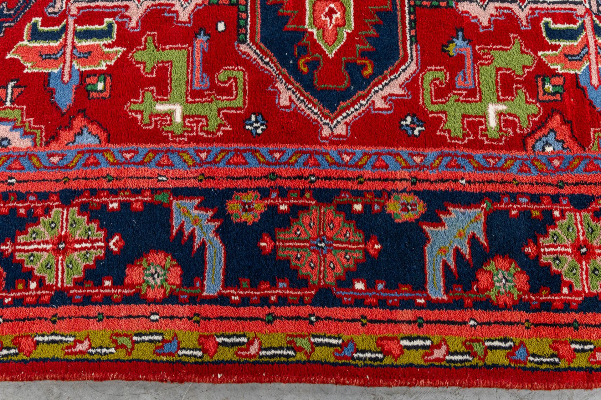 An Oriental hand-made carpet, Heriz. (L:350 x W:252 cm) - Bild 6 aus 11