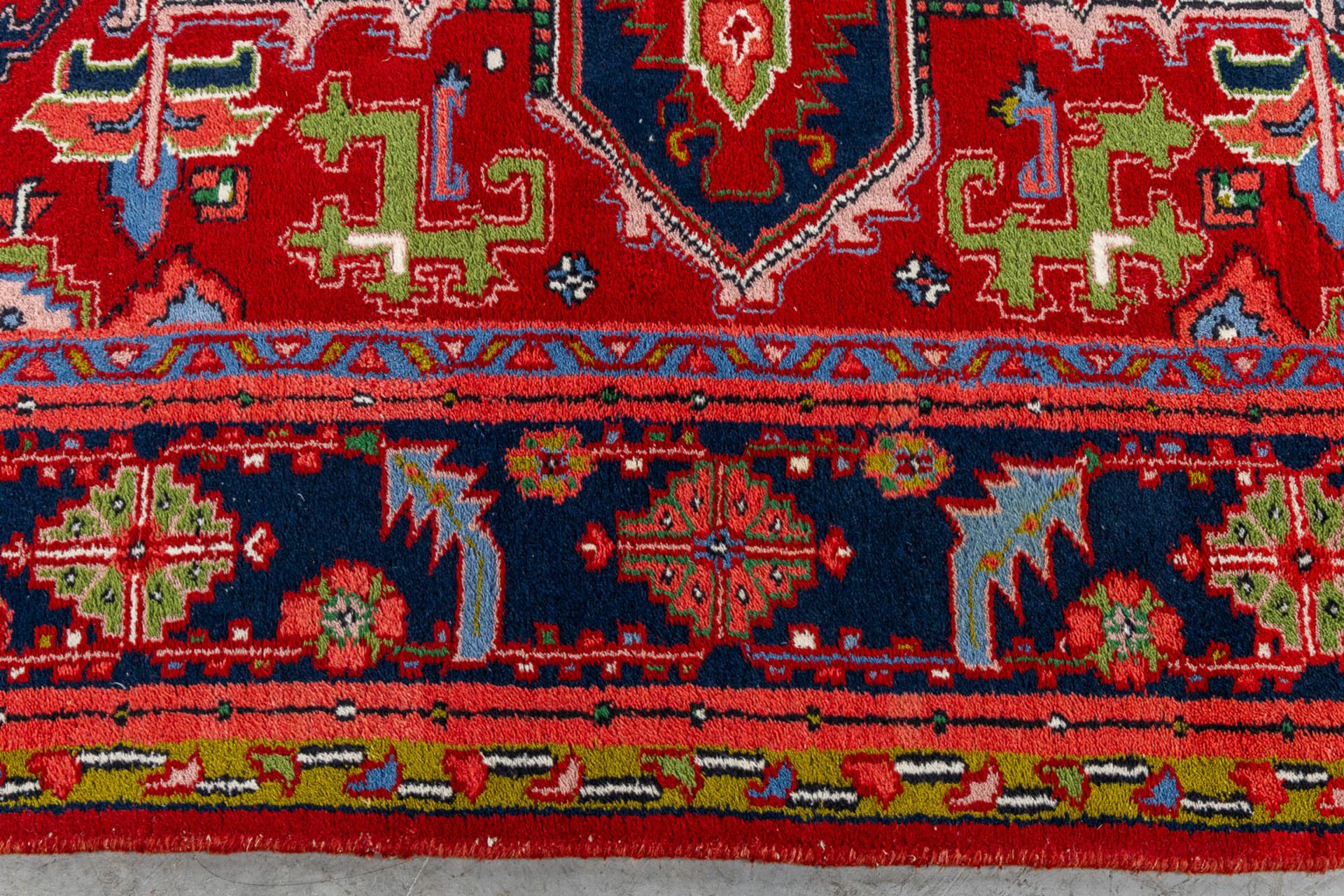 An Oriental hand-made carpet, Heriz. (L:350 x W:252 cm) - Image 6 of 11