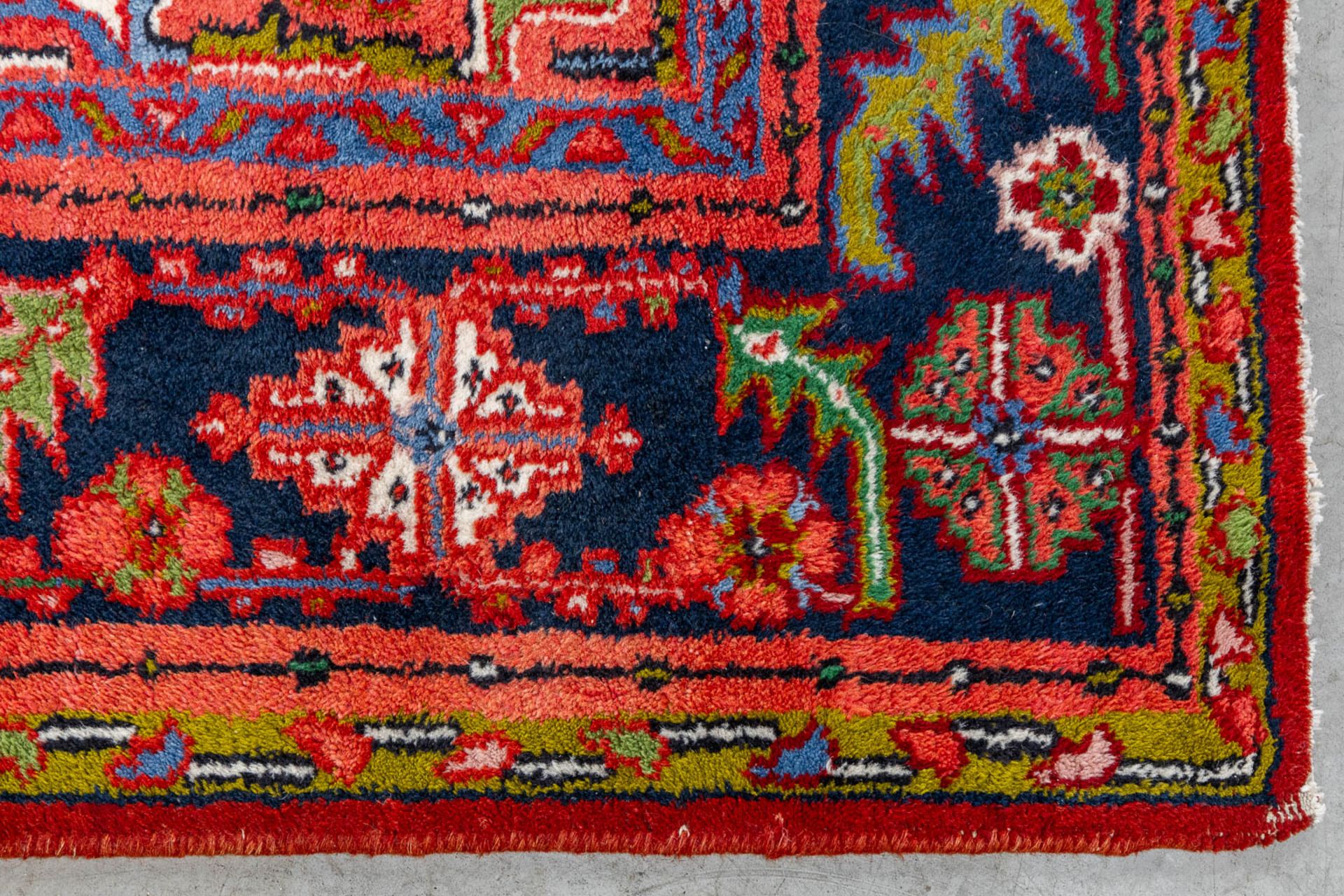 An Oriental hand-made carpet, Heriz. (L:350 x W:252 cm) - Bild 10 aus 11