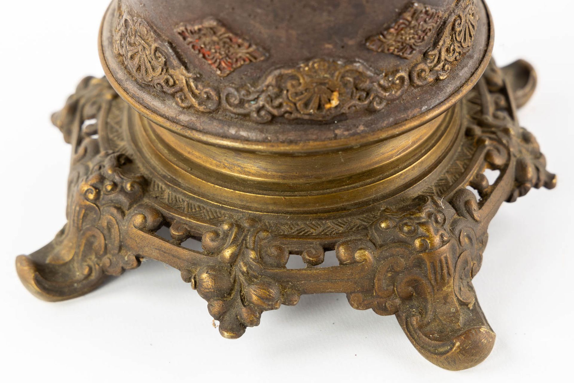 An Oriental pair of oil lamps, terracotta mounted with bronze. Circa 1900. (H:66 x D:18 cm) - Image 14 of 17