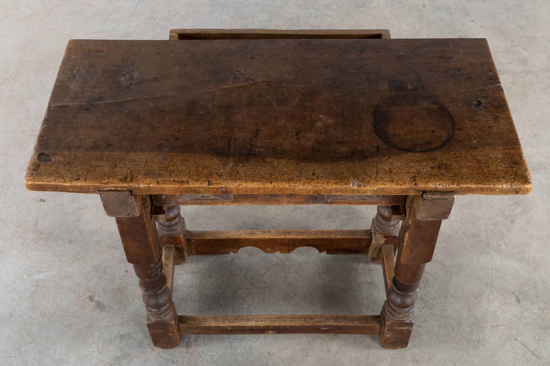 An antique side table, sculptured wood. (L:46 x W:97 x H:76 cm) - Bild 8 aus 14