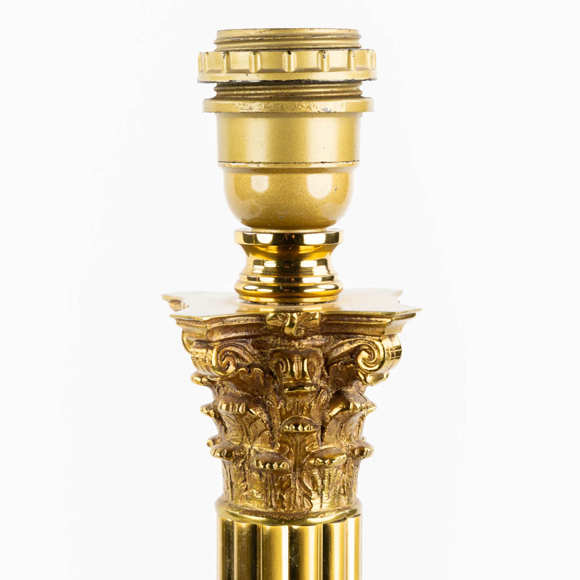 A decorative pair of table lamps with Corinthian pillars. (L:15 x W:15 x H:48 cm) - Bild 7 aus 9