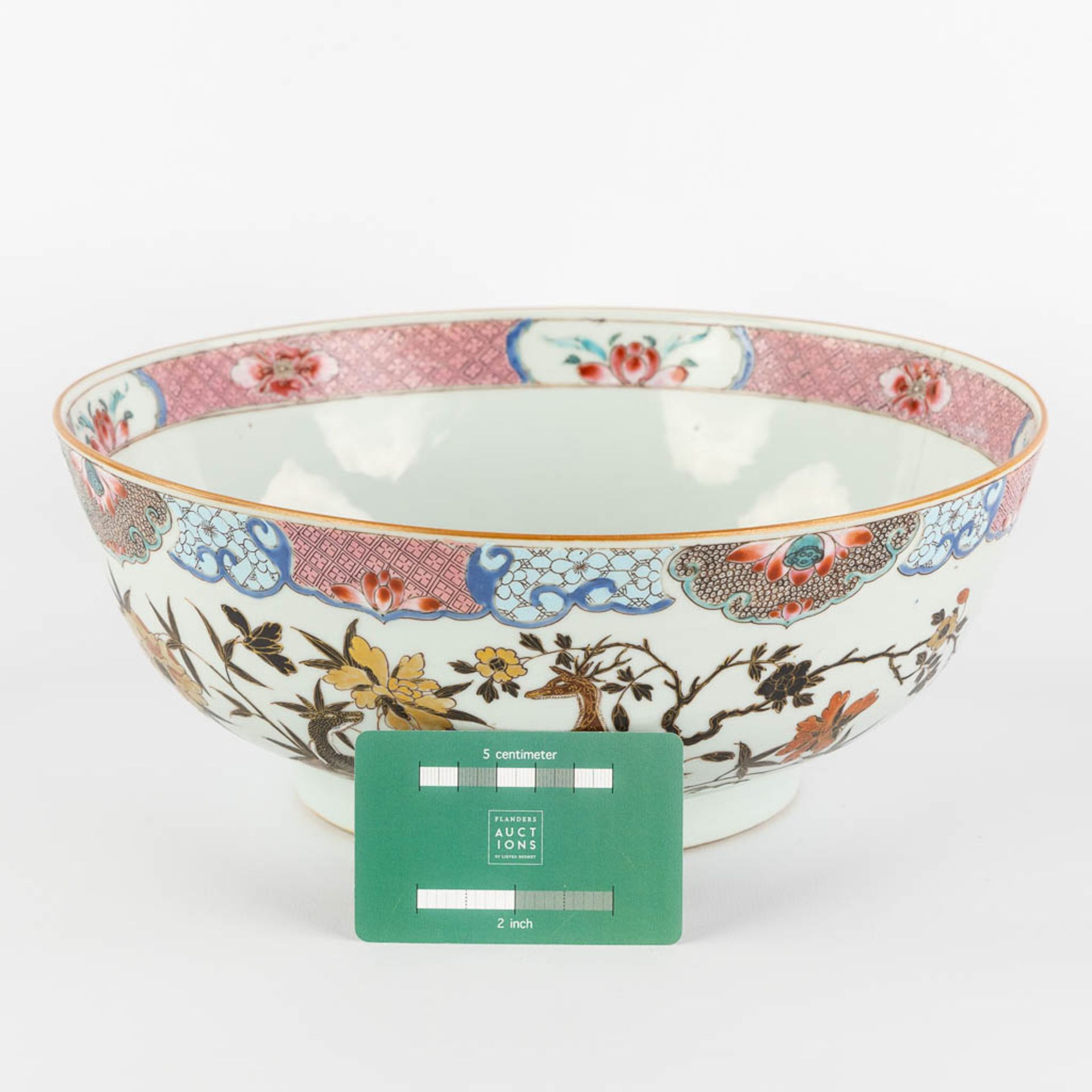 A large Chinese Famille Rose 'Deer' bowl. 19th C. (H:11 x D:28,5 cm) - Image 2 of 14