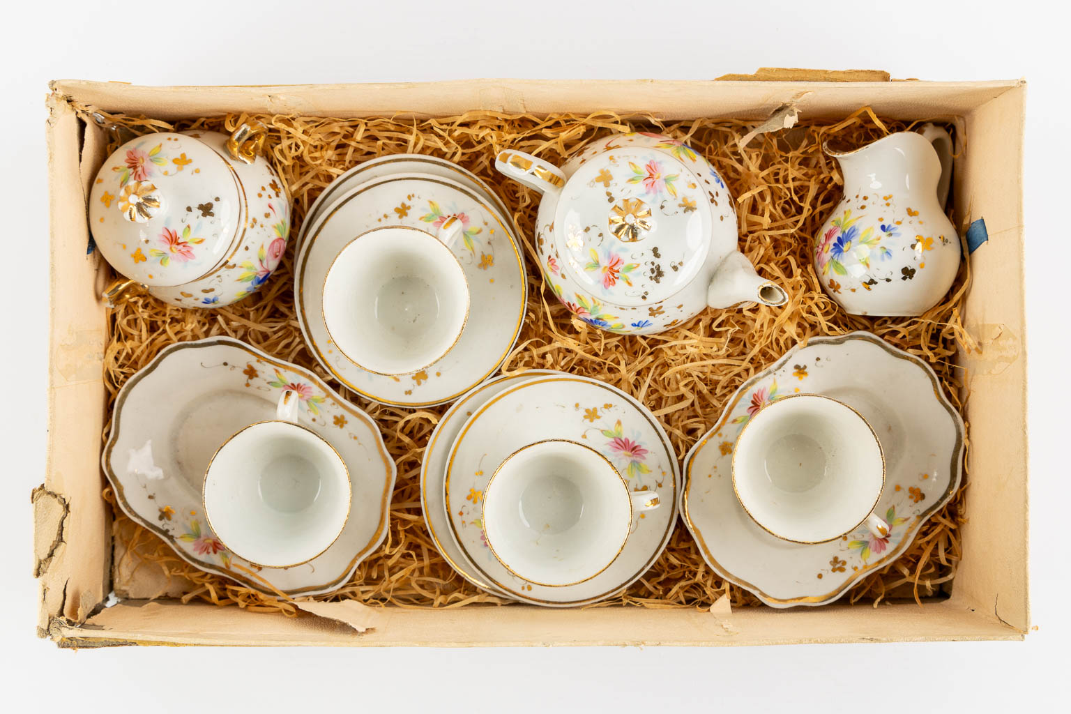 A children's tea set, polychrome porcelain. Circa 1900-1920. (L:20 x W:33 x H:10 cm) - Image 4 of 11