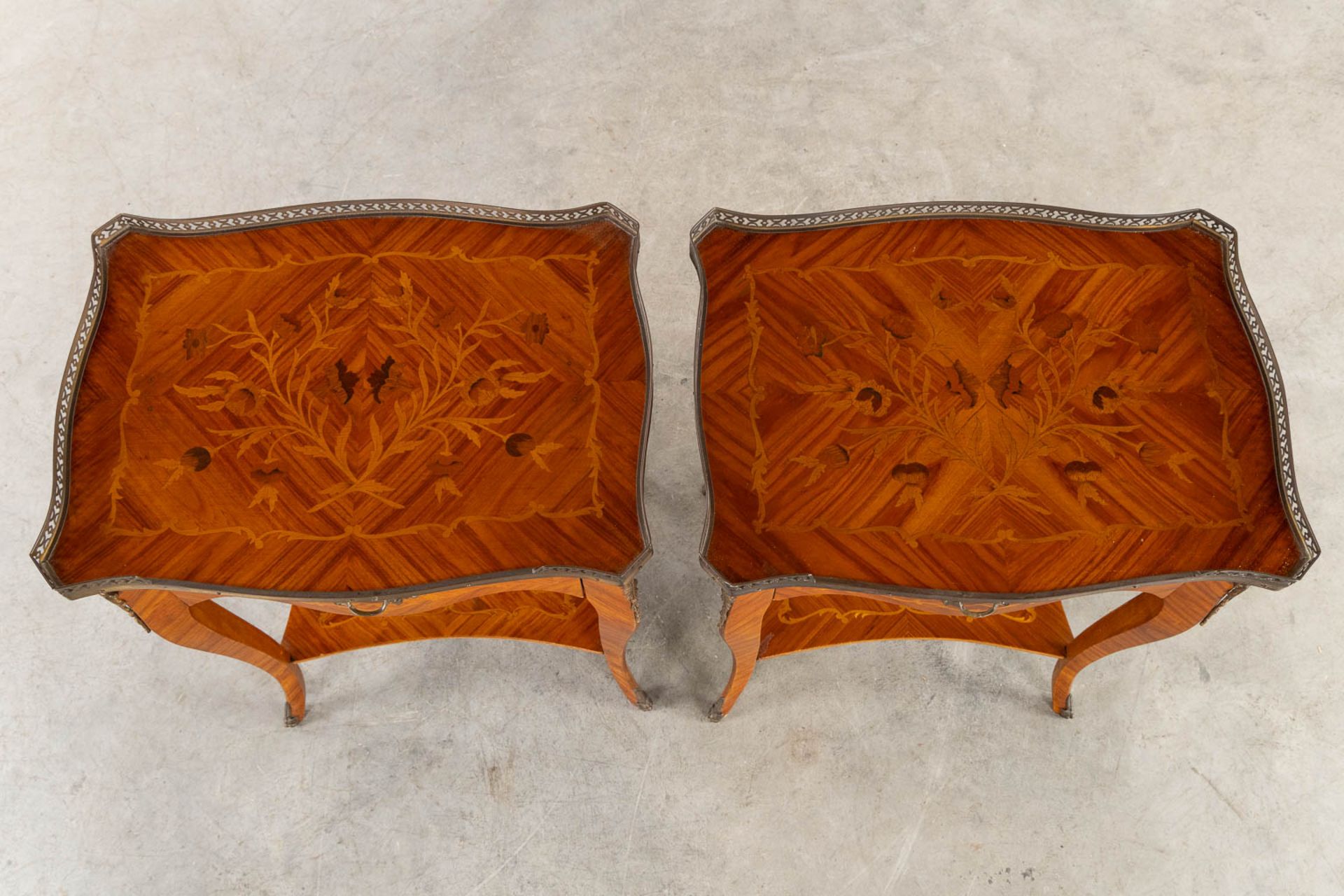 A pair of side tables, marquetry inlay and mounted with bronze. (L:37 x W:51 x H:65 cm) - Bild 12 aus 13