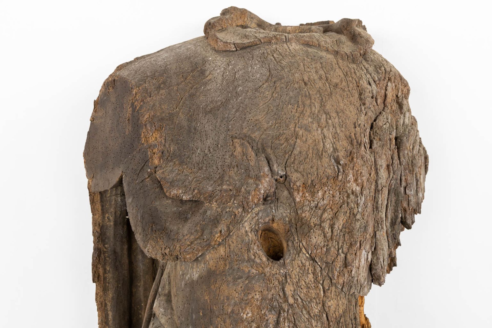 The antique remains of a wood sculptured angel or saint, 16th/17th C. (L:38 x W:63 x H:147 cm) - Bild 7 aus 10