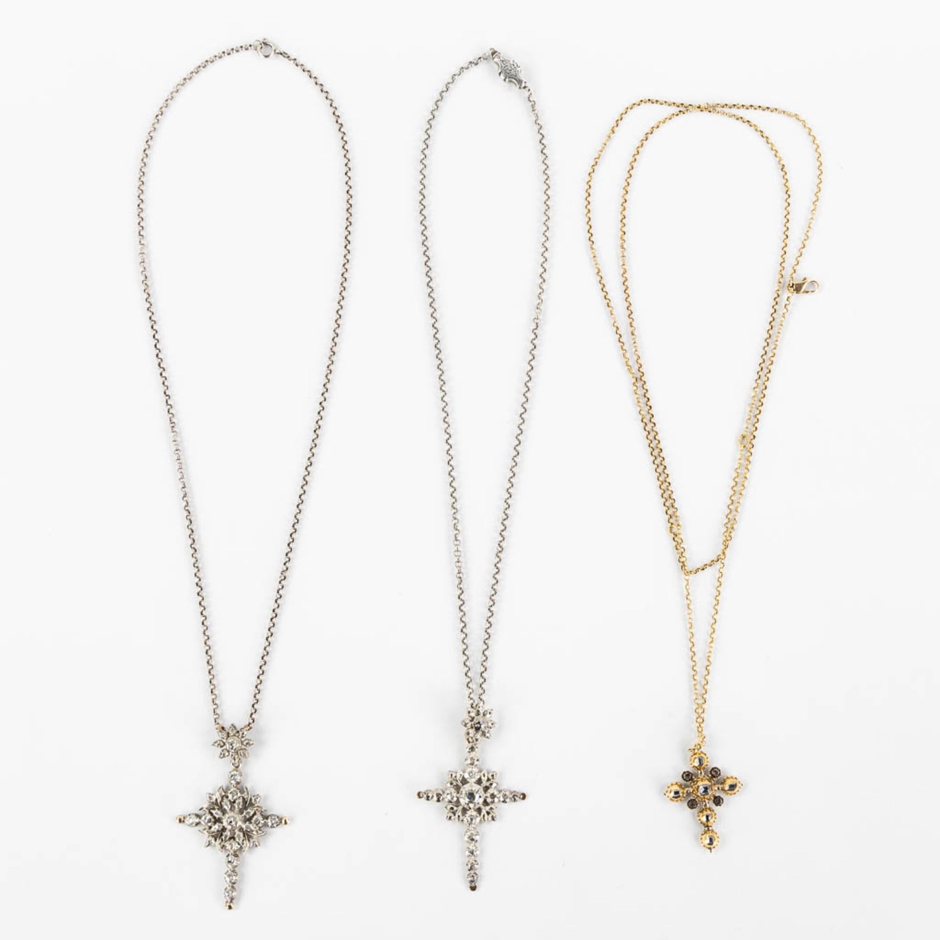 Three antique pendants in the shape of a crucifix, with old-cut diamonds. 18kt white and yelow gold. - Bild 3 aus 9