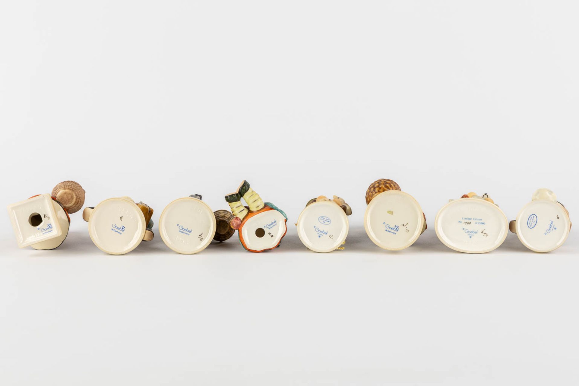 Hummel, 15 figurines, polychrome porcelain. (H:12,5 cm) - Bild 8 aus 8