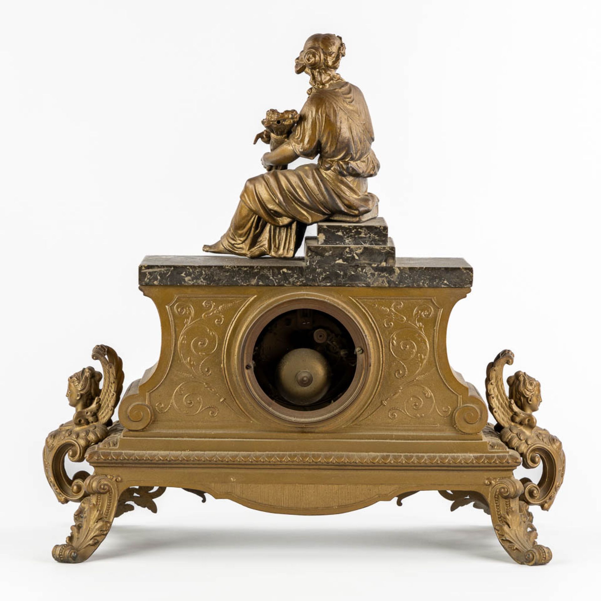 J. Dusart Bruxelles, A mantle clock. Gilt spelter and marble. Circa 1900. (L:20 x W:47 x H:46 cm) - Bild 5 aus 10