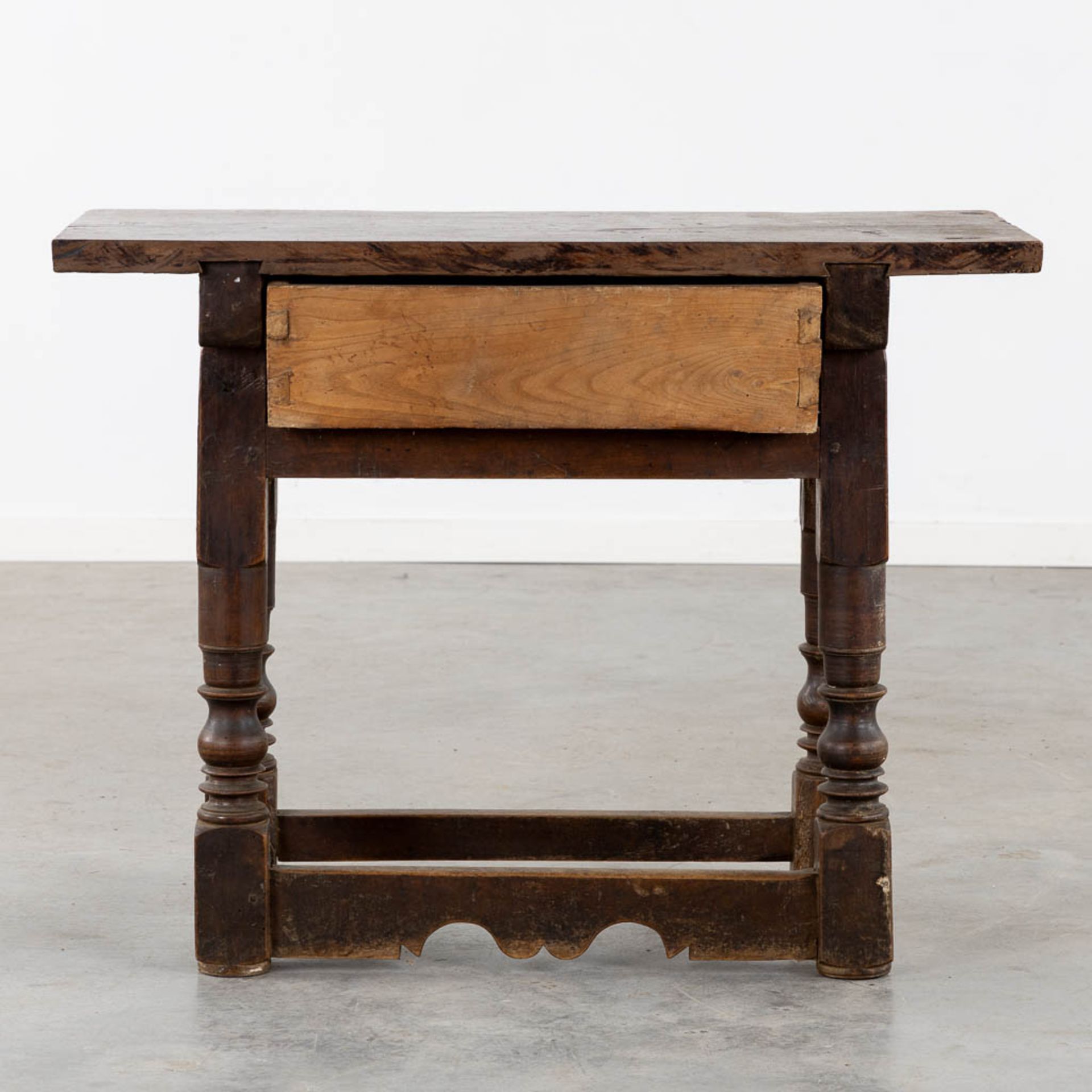 An antique side table, sculptured wood. (L:46 x W:97 x H:76 cm) - Bild 6 aus 14