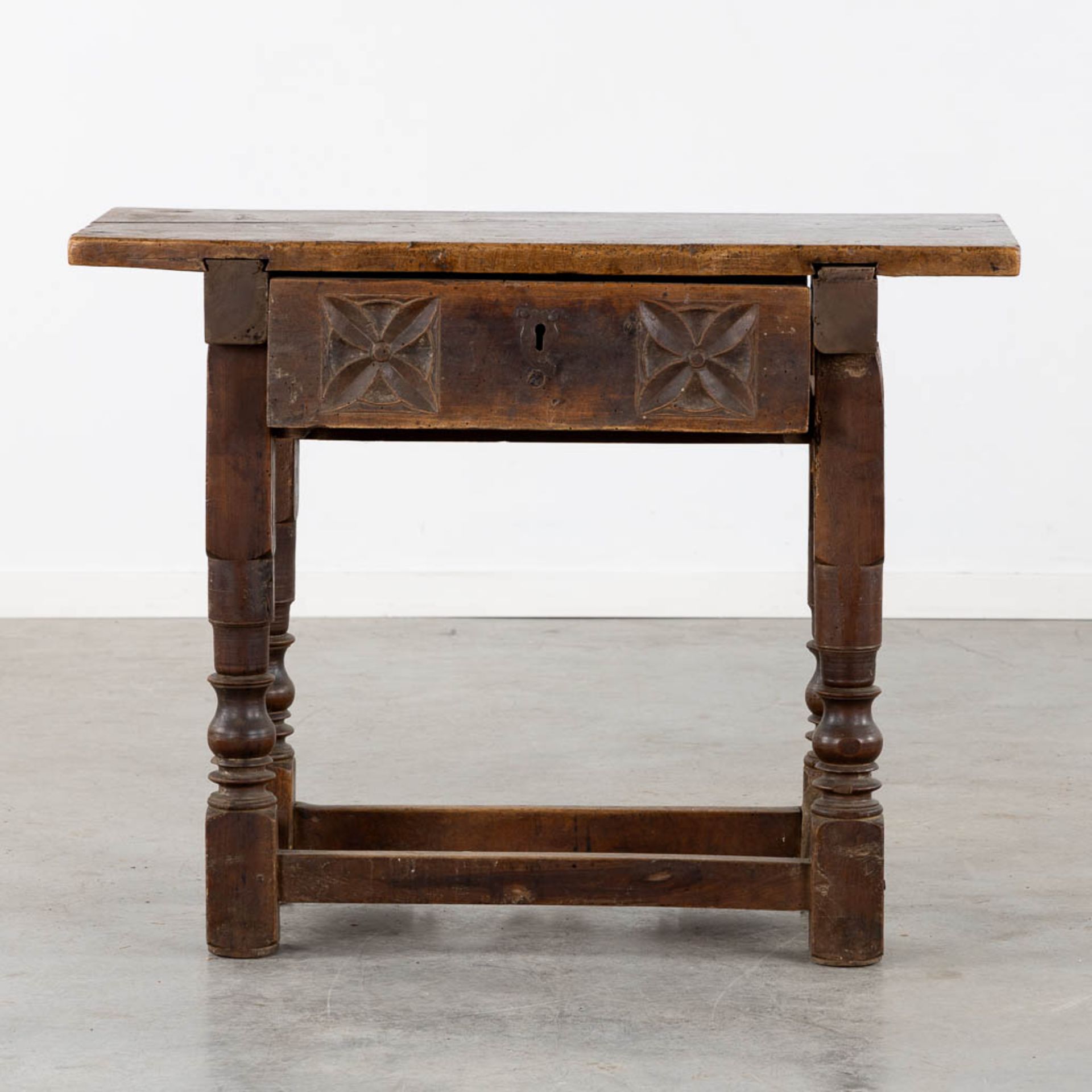 An antique side table, sculptured wood. (L:46 x W:97 x H:76 cm) - Bild 4 aus 14
