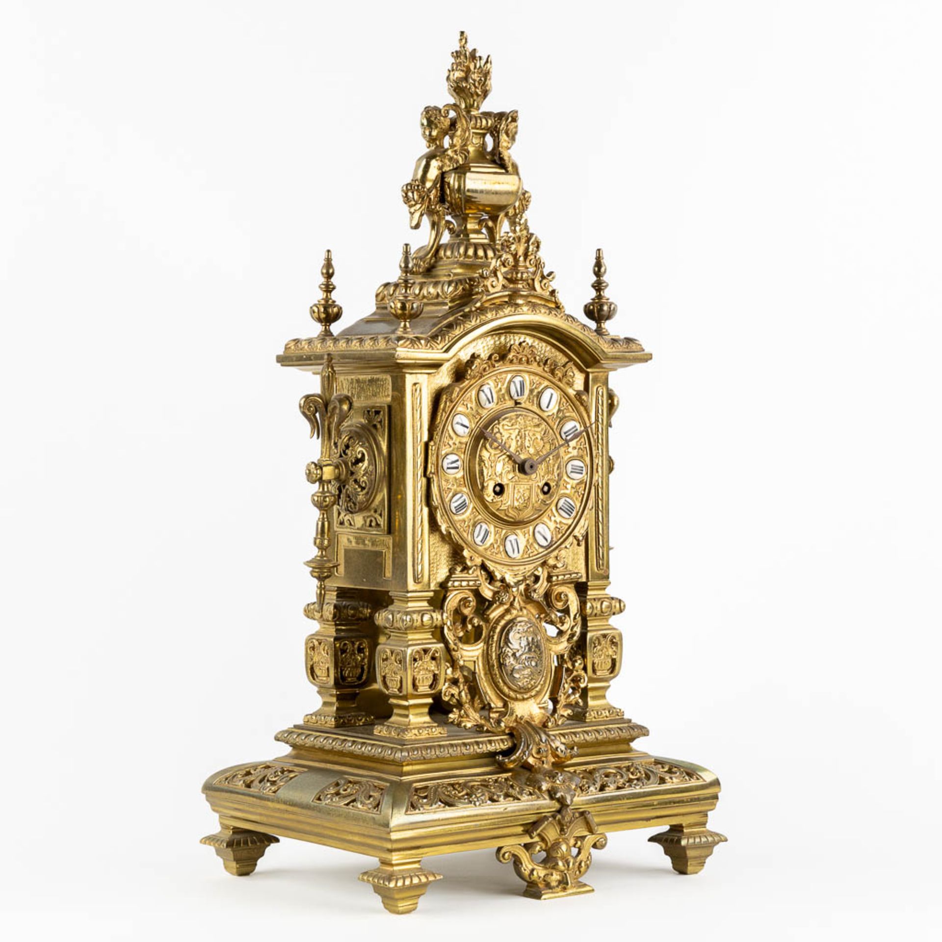 A mantle clock, bronze decorated with angels. Circa 1900. (L:21 x W:27 x H:54 cm) - Bild 3 aus 13