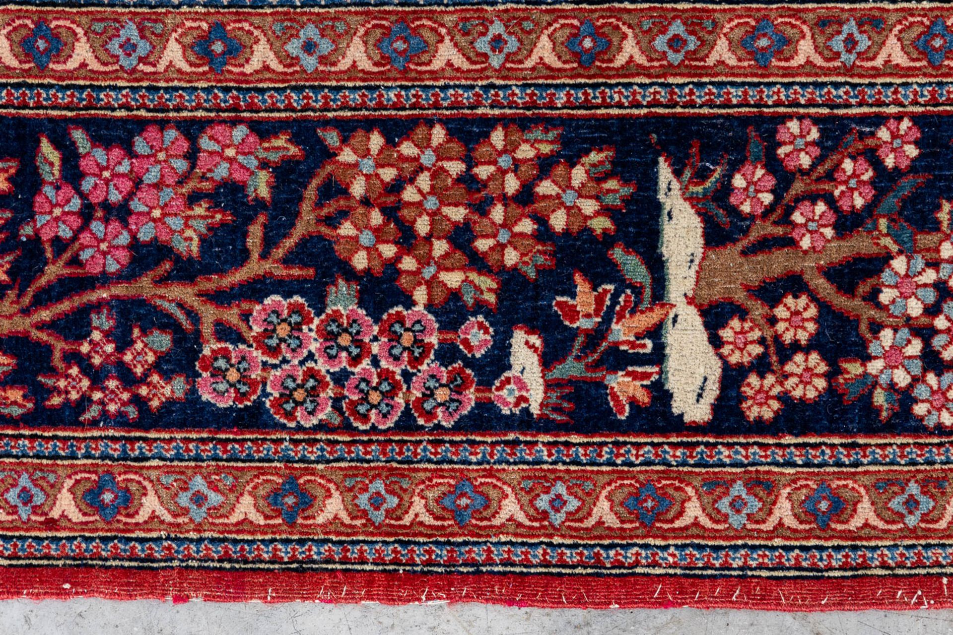 A Fine oriental hand-made and antique carpet, Isfahan. (L:204 x W:146 cm) - Bild 7 aus 8