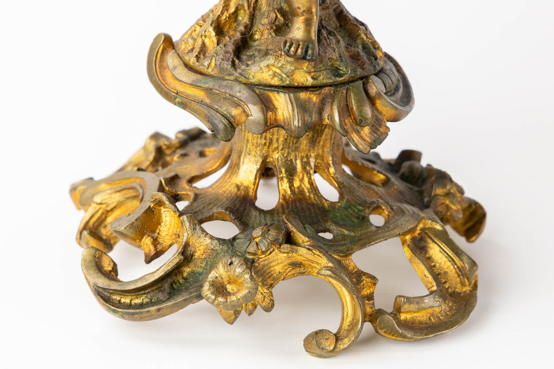 A three-piece mantle garniture clock and candelabra, gilt bronze. 19th C. (L:21 x W:55 x H:48 cm) - Bild 9 aus 16