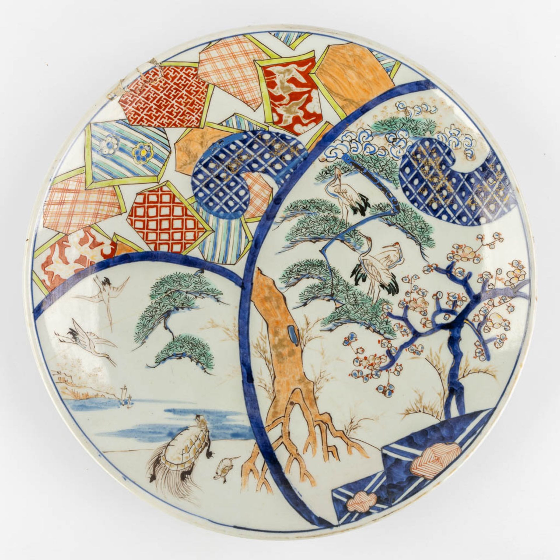 Four plates and two vases, Japan, Imari. 19th and 20th C. (H:34,5 x D:17 cm) - Bild 3 aus 19