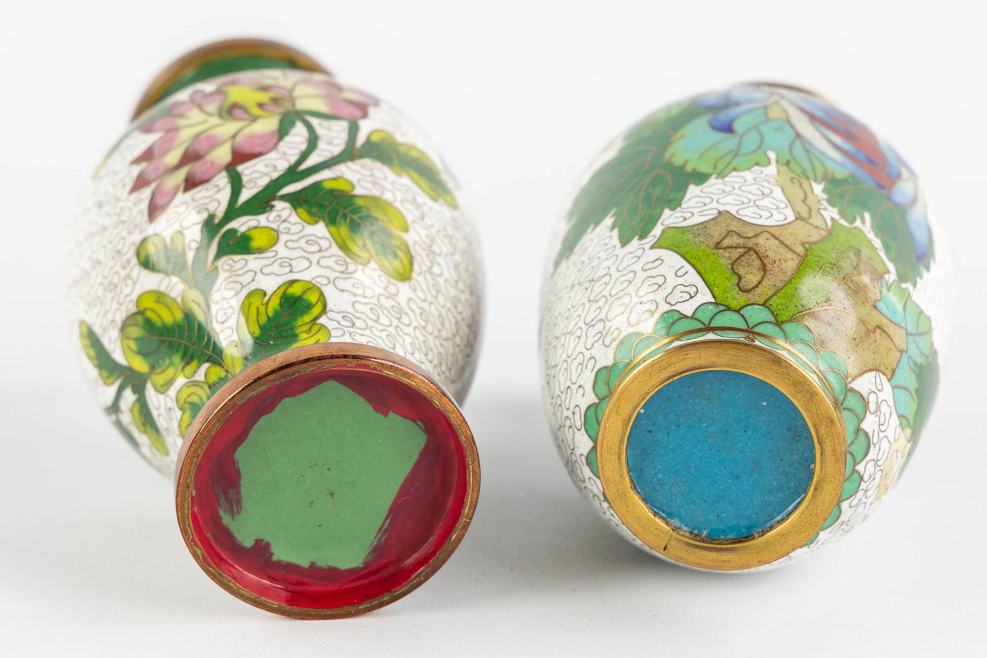 Twelve pieces of Cloisonné enamelled vases and trinklet bowls. Three pairs. (H:23 cm) - Bild 10 aus 14
