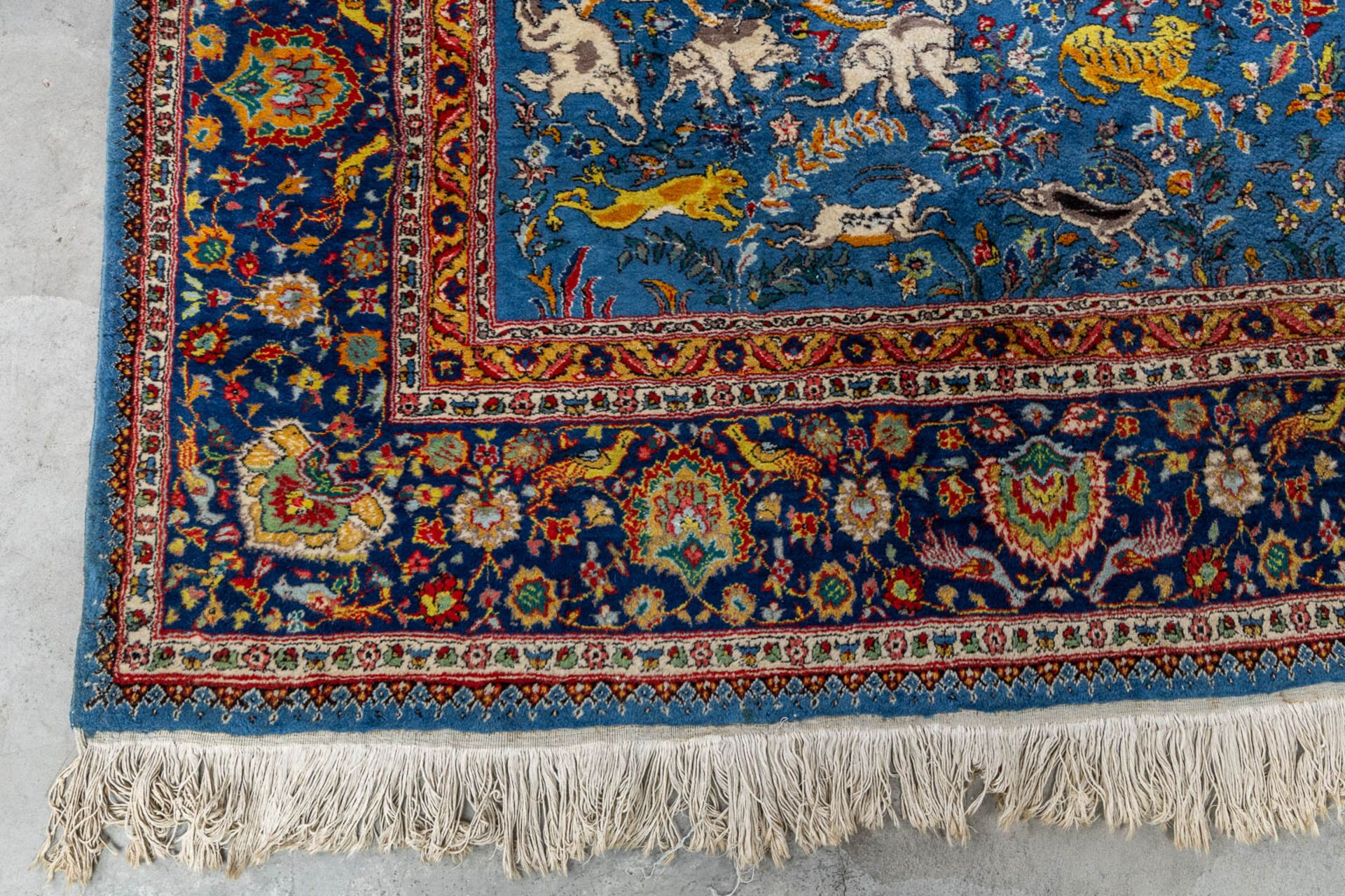 An Oriental hand-made carpet with figurative decor, Tabriz. (L:340 x W:243 cm) - Image 3 of 11