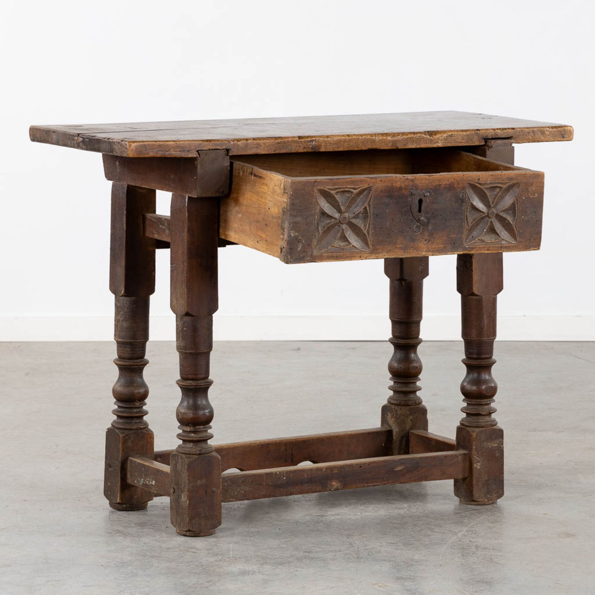 An antique side table, sculptured wood. (L:46 x W:97 x H:76 cm) - Bild 3 aus 14