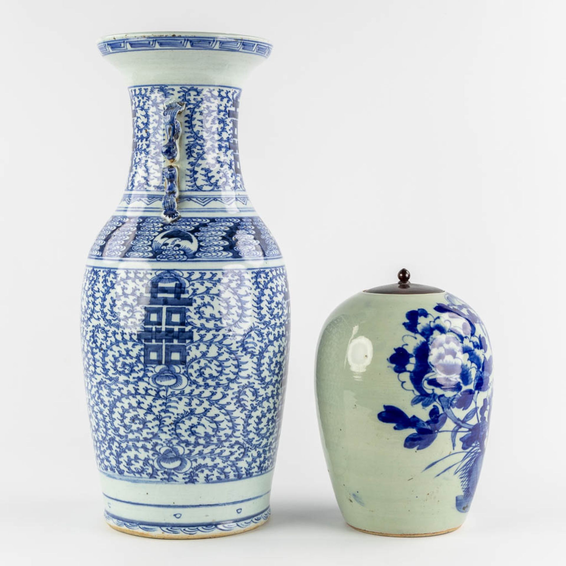 A Chinese celadon vase and ginger jar with a blue-white Double Xi and Floral decor. 19th/20th C. (H: - Bild 6 aus 11