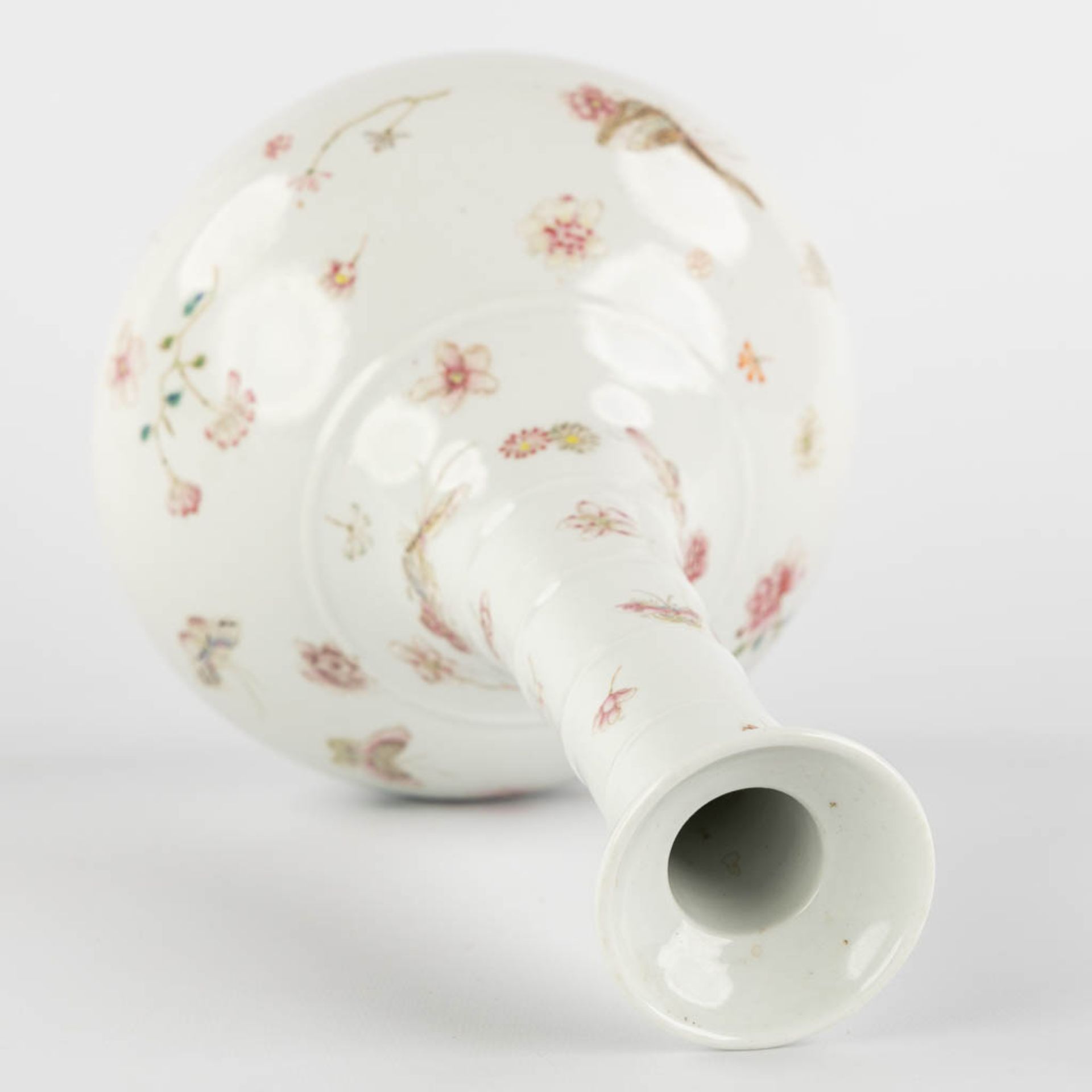 An unusual Chinese Famille Rose vase, decorated with butterflies, Yonghzeng mark, 19th C. (H:31 x D: - Image 8 of 11