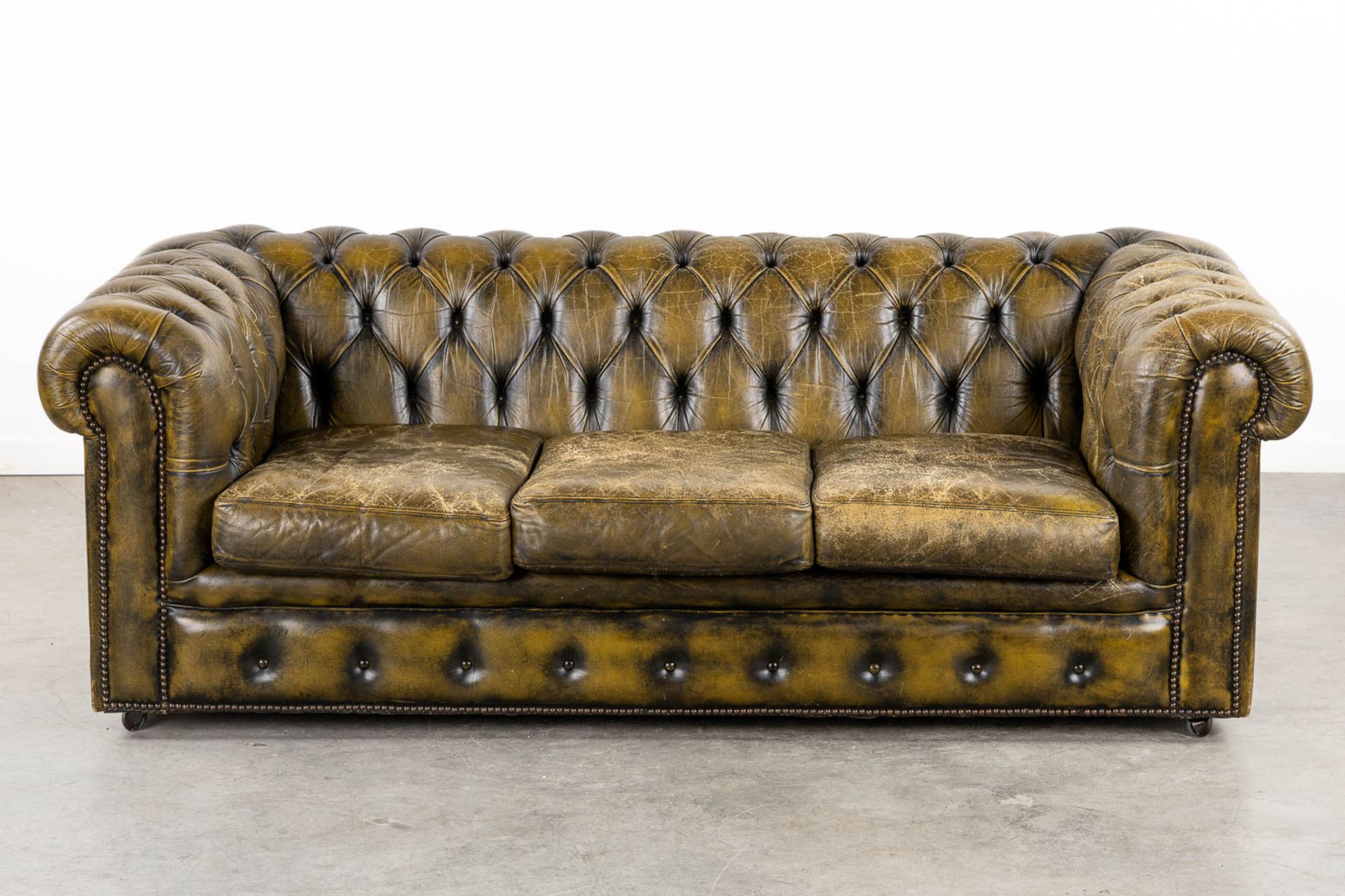 A Chesterfield three-person, green leather sofa. (L:90 x W:188 x H:68 cm) - Bild 3 aus 13