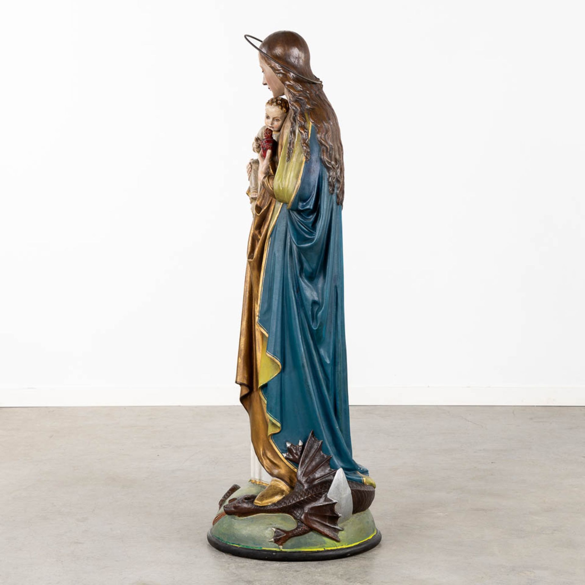 A large figurine 'Madonna standing on the cresent moon' patinated plaster. (H:130 x D:44 cm) - Bild 4 aus 13