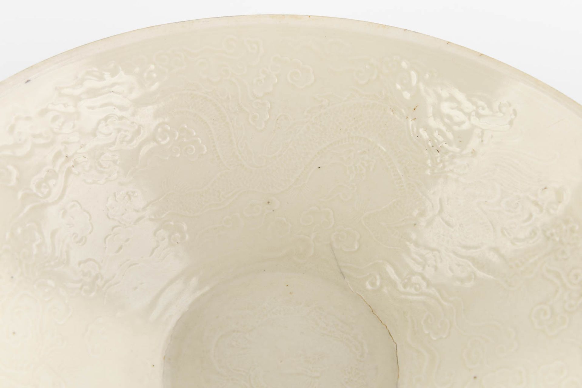 A Chinese bowl with monochrome glaze 'Dingyao', Southern Song style, decorated with dragons. (L:28,2 - Bild 8 aus 10
