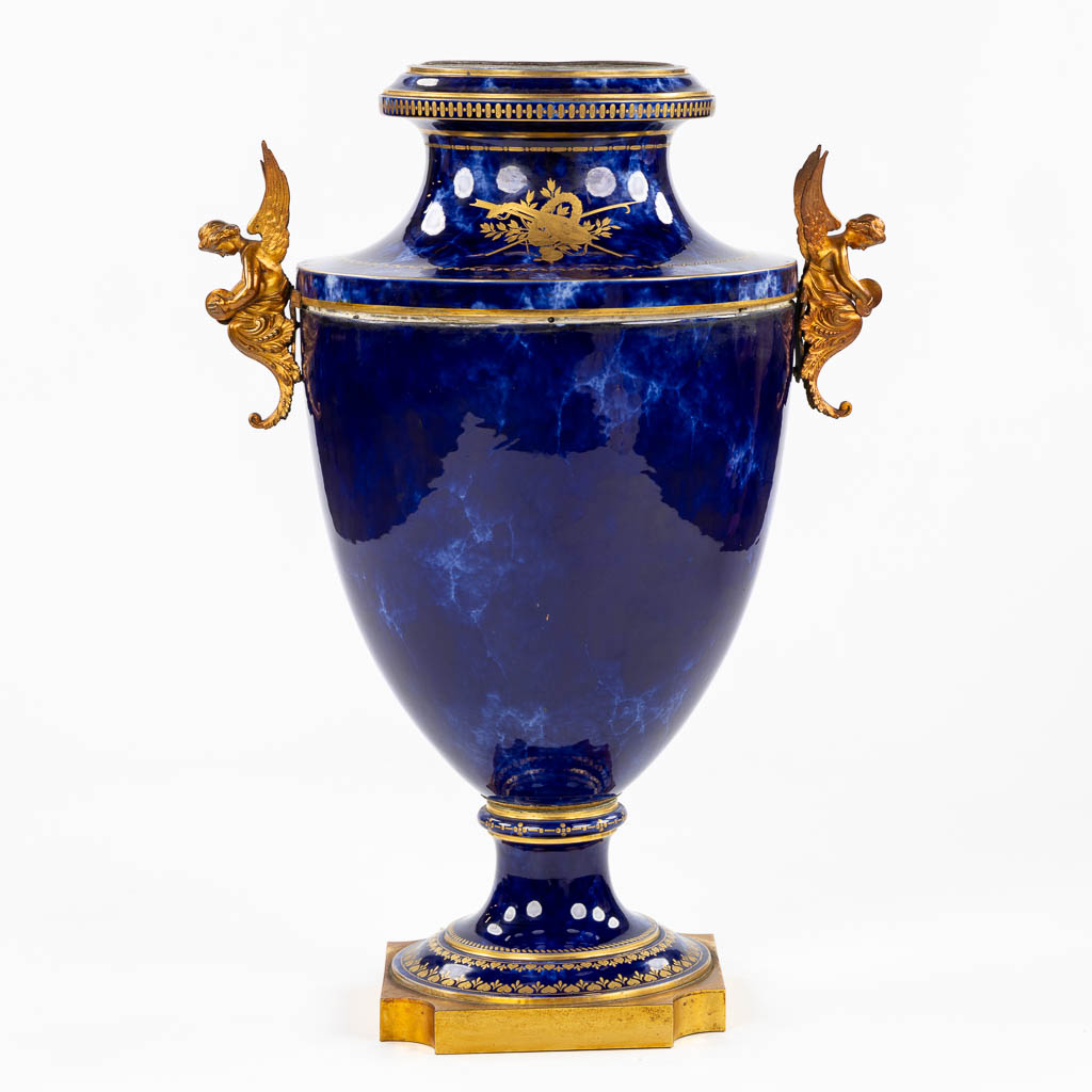 Sèvres, an exceptionally large vase with a hand-painted decor, France, 1867. (L:37 x W:52 x H:76 cm) - Image 4 of 14