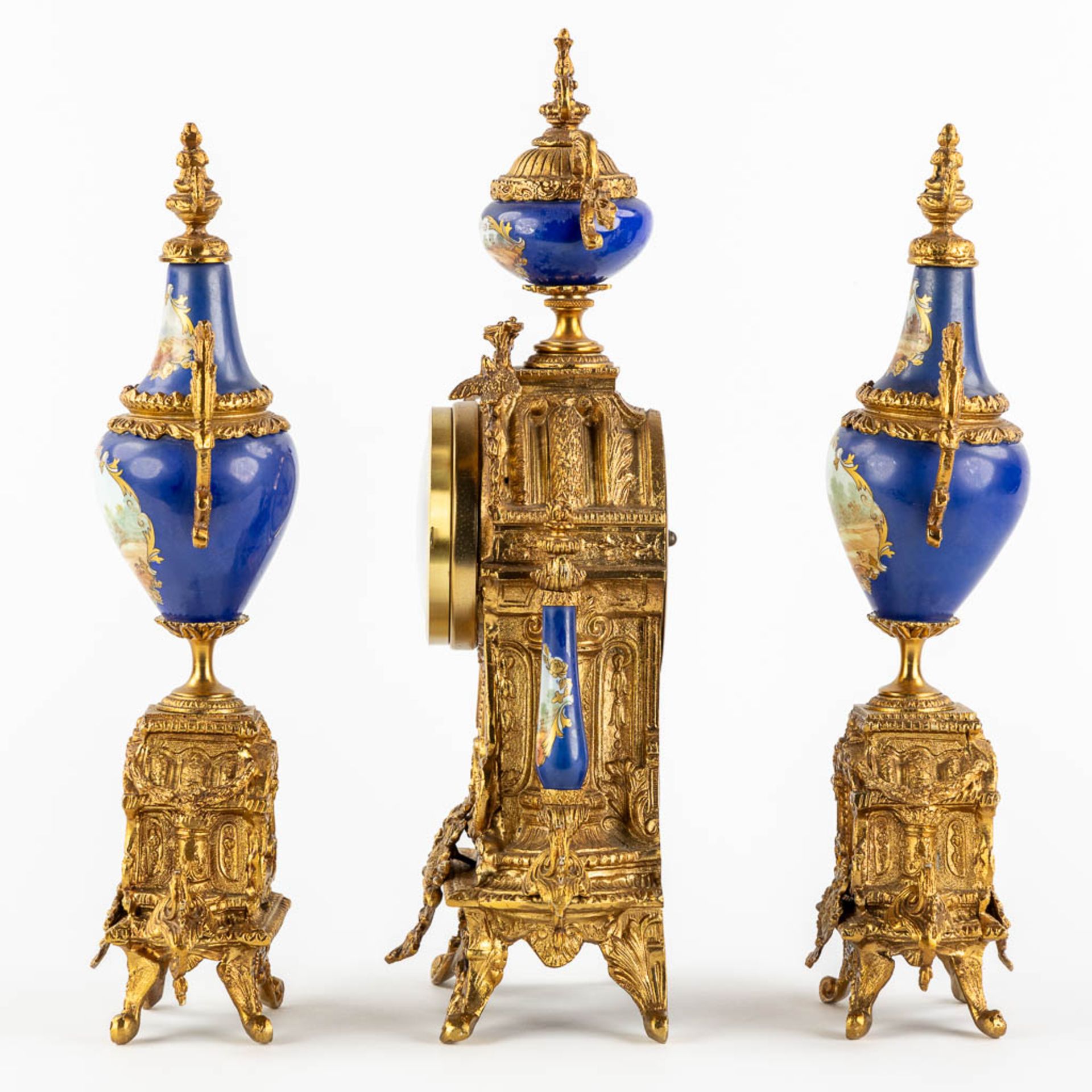 A three-piece mantle garniture clock and side pieces, bronze mounted with porcelain. (L:12 x W:20 x  - Bild 6 aus 18