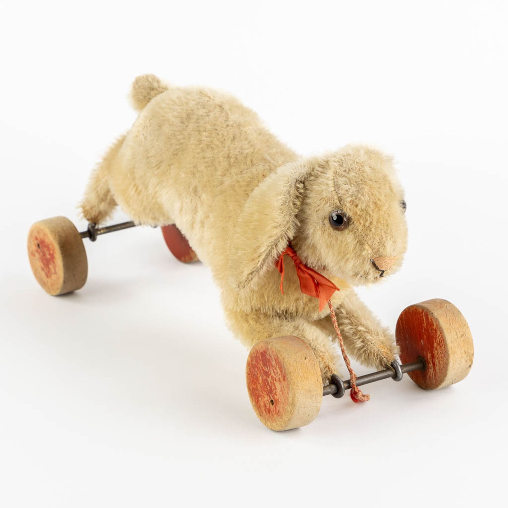 Steiff 'Rabbit on Wheels', 1926. (L:12 x W:29 x H:15,5 cm)